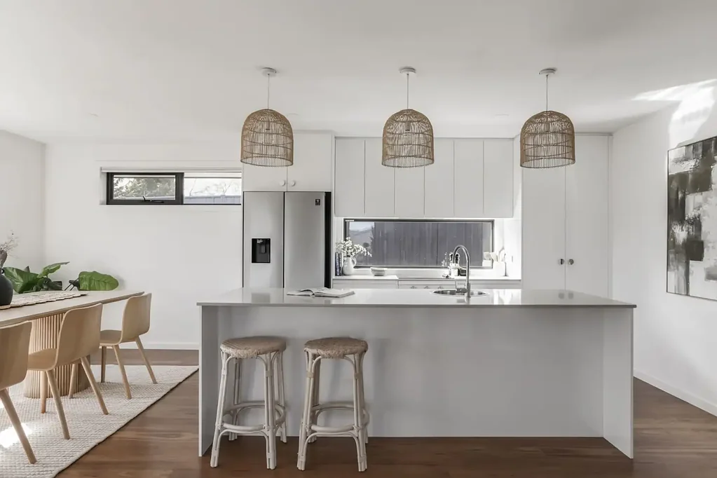 Perth 3બેડરૂમ Sweeping mountain views, open plan living, private backyard within easy walk to school, parks and shops