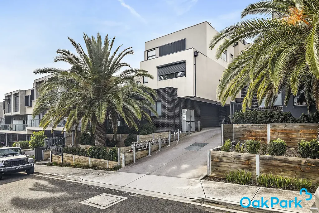 Pascoe Vale 3房 行政风格联排 3卧2卫 顶层露台 双车库 独特布局 高度舒适 安全私密 'Take Your Lifestyle to the Next Level!' - Private Sale By Negotiation