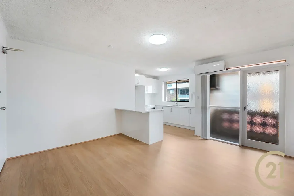 Liverpool 2房 利物浦CBD中心 靠近Westfields 更新厨房 阳光阳台 带锁车库 REFRESHED TOP FLOOR APARTMENT