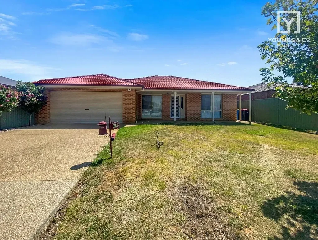 Well maintained family home with plenty of space and shed!