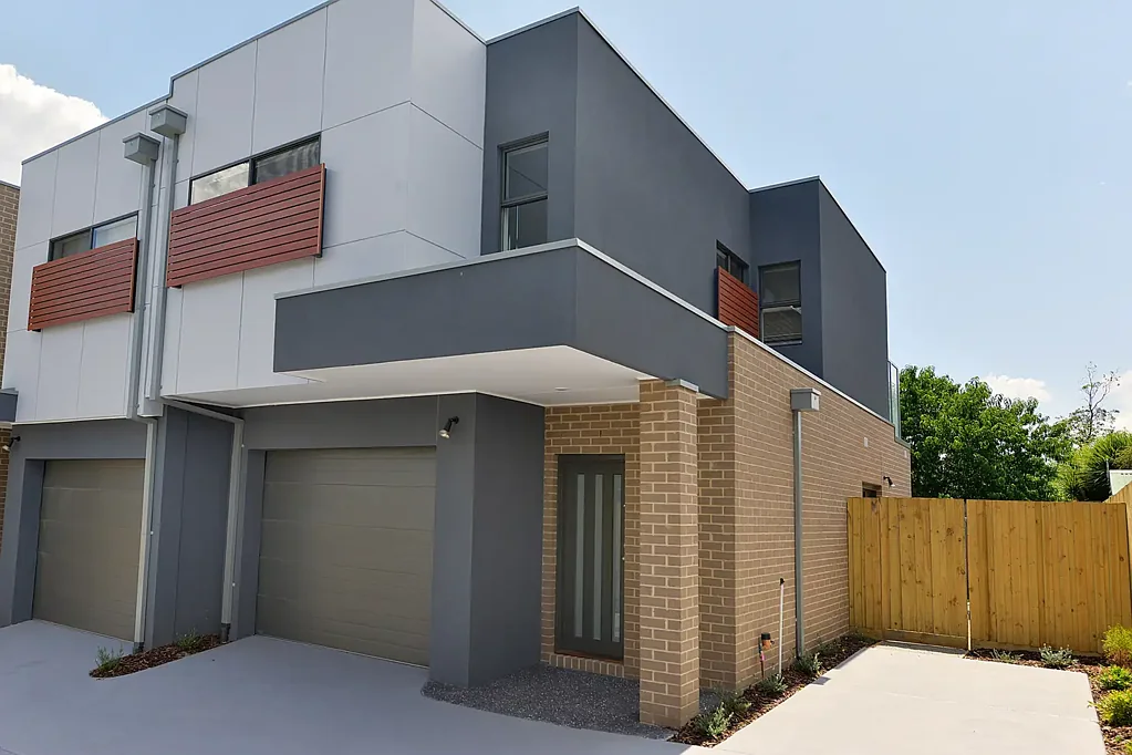 2 bedroom townhouse near Stud Park