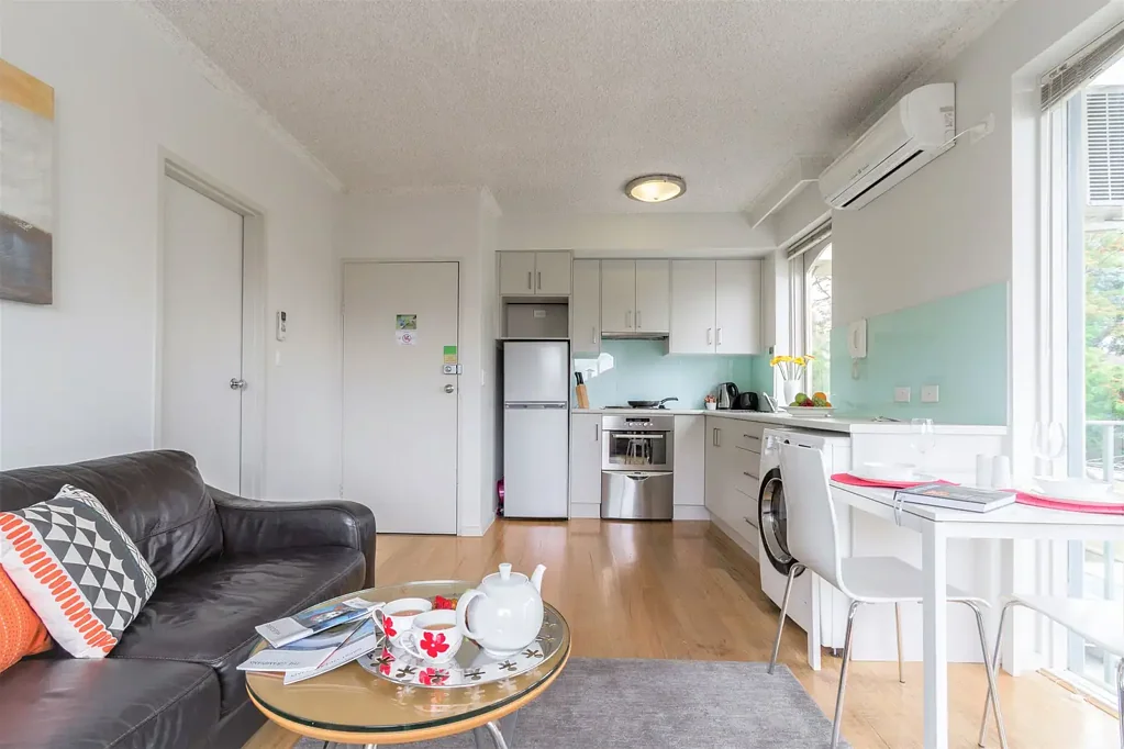 LIGHT-FILLED APARTMENT IN A GREAT ST KILDA LOCATION. BEACH & CAFES A SHORT STROLL AWAY