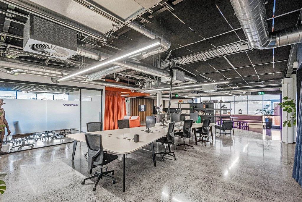 Newton HIGH-PROFILE OFFICE NEXT TO THE CRL