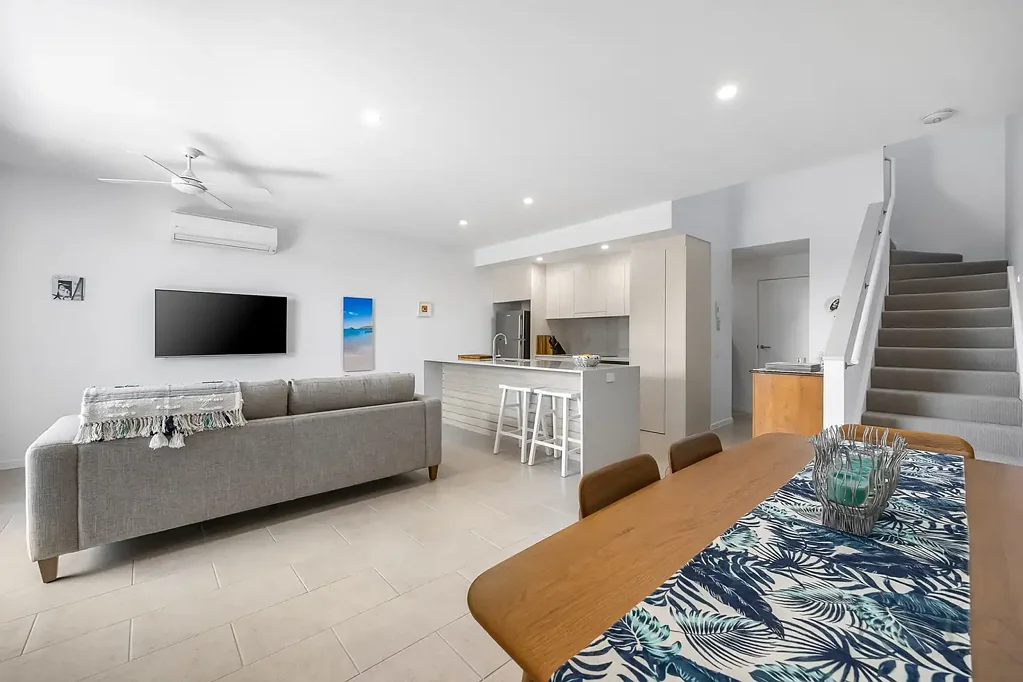 Mountain Creek 3Phòng ngủ Stylish Townhouse Offering Premium Lakeside Lifestyle