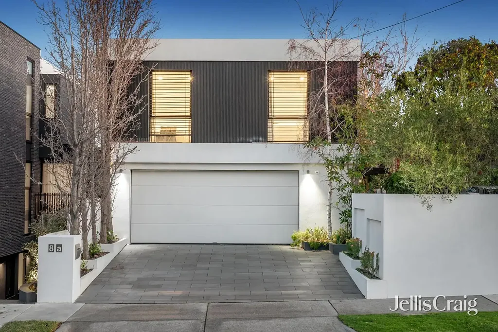 Brighton East 4房 泳池花园私享 地段优越便利 现代厨餐一体 双车库全屋冷暖 Contemporary family living in prized Bayside location