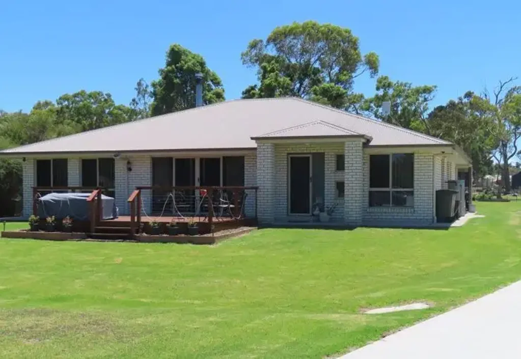 Applethorpe 4 Bedroom BEAUTIFULLY PRESENTED HOME ON 1 ACRE **UNDER CONTRACT**