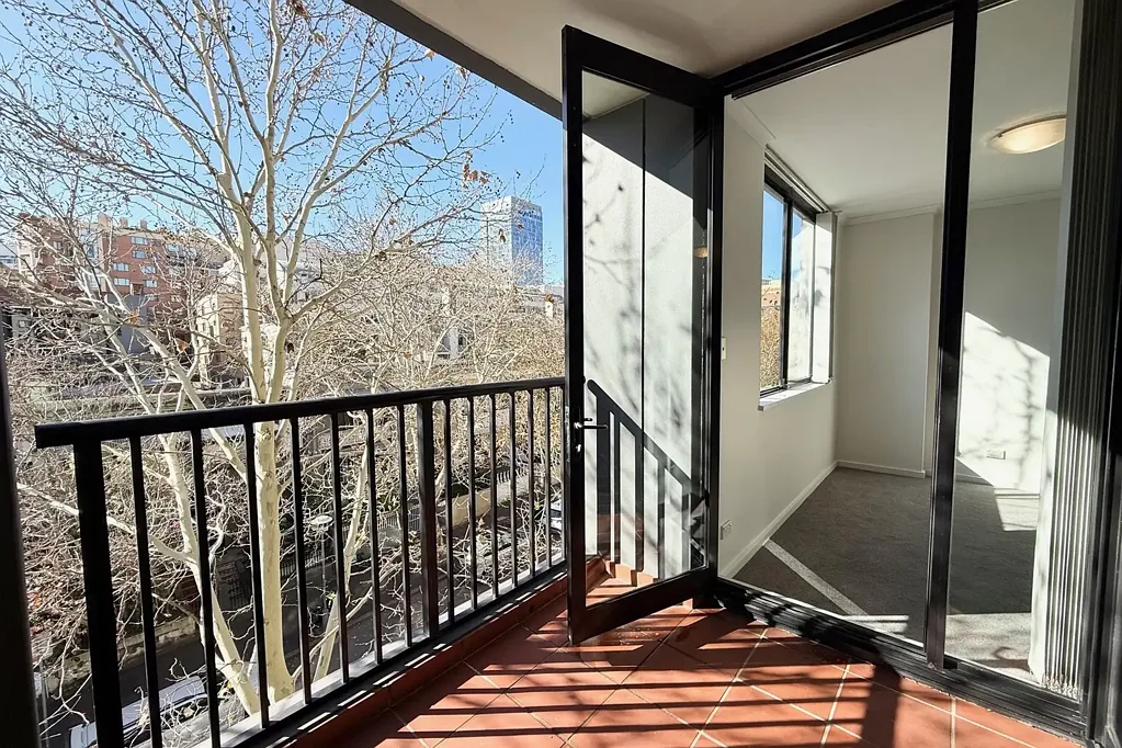 FRESHLY RENOVATED ONE BEDROOM APARTMENT