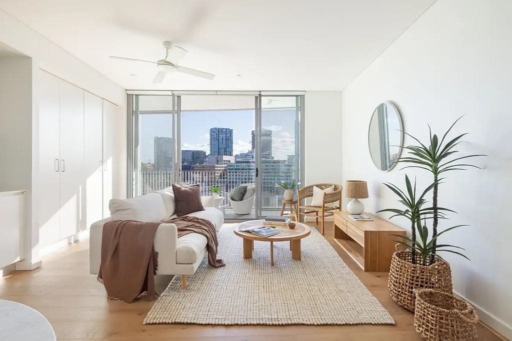 Surry Hills 2房 Candalepas设计 市中心景观 工程木地板 滑动玻璃阳台 无遮挡视野 燃气灶厨房 内部洗衣房 Architect-designed residence in ultra-central location