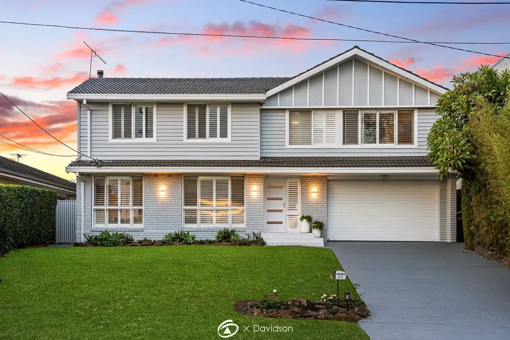 Moorebank 5कमरा Elevated Family Living with Reserve Views, Exceptional Space and Endless Versatility
