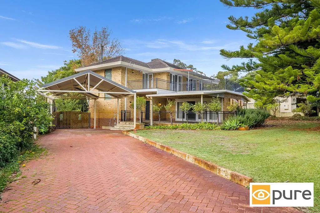 SPACIOUS FLOREAT HOME RICH IN HISTORY, CHARACTER AND GARDEN APPEAL
