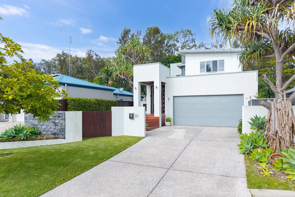 Mountain Creek 4 Slaapkamer Architectural Home with Views to Mooloolaba & Solar Heated Pool