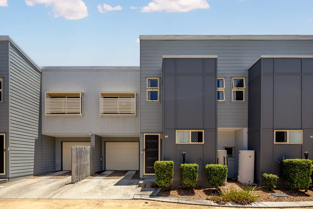 Brendale 3બેડરૂમ LARGE TOWNHOUSE WITH SOLAR!! OWNER OCCUPIED AND READY TO MOVE IN!!