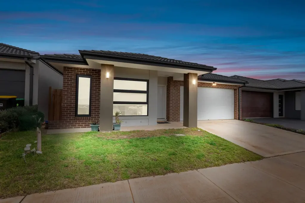 Thornhill Park 4 Bedroom Modern Family Living with Study in Prime Thornhill Park Location!