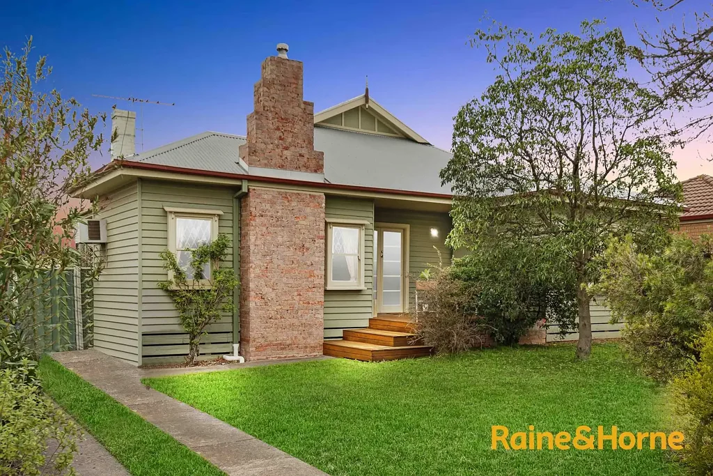 Bacchus Marsh 4房 宽敞地块827m² 家庭温馨 多功能生活区 精美主卧套间 高端厨房设备 私密按摩浴缸 两车车库 便利地段 Spacious Family Living on 827m² with Outdoor Entertaining & Spa