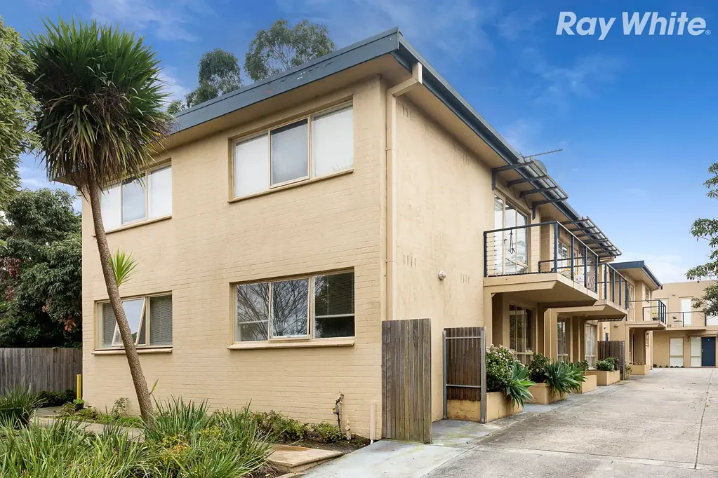 WALKING DISTANCE TO THE HEART OF OAKLEIGH