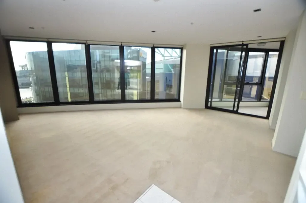 Victoria Point: 10th Floor - Executive Living!