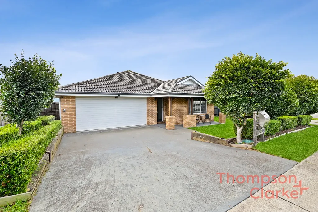 Chisholm 4Phòng ngủ Stylish Corner Block Family Home with Side Access, Solar and Exceptional Privacy