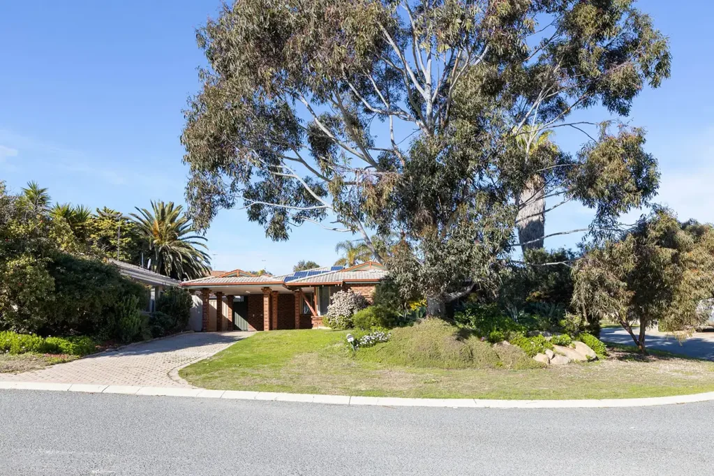 Clarkson 4Kwarto Renovated 4x2 with Park Views, Pool & Solar in Quiet Clarkson Pocket