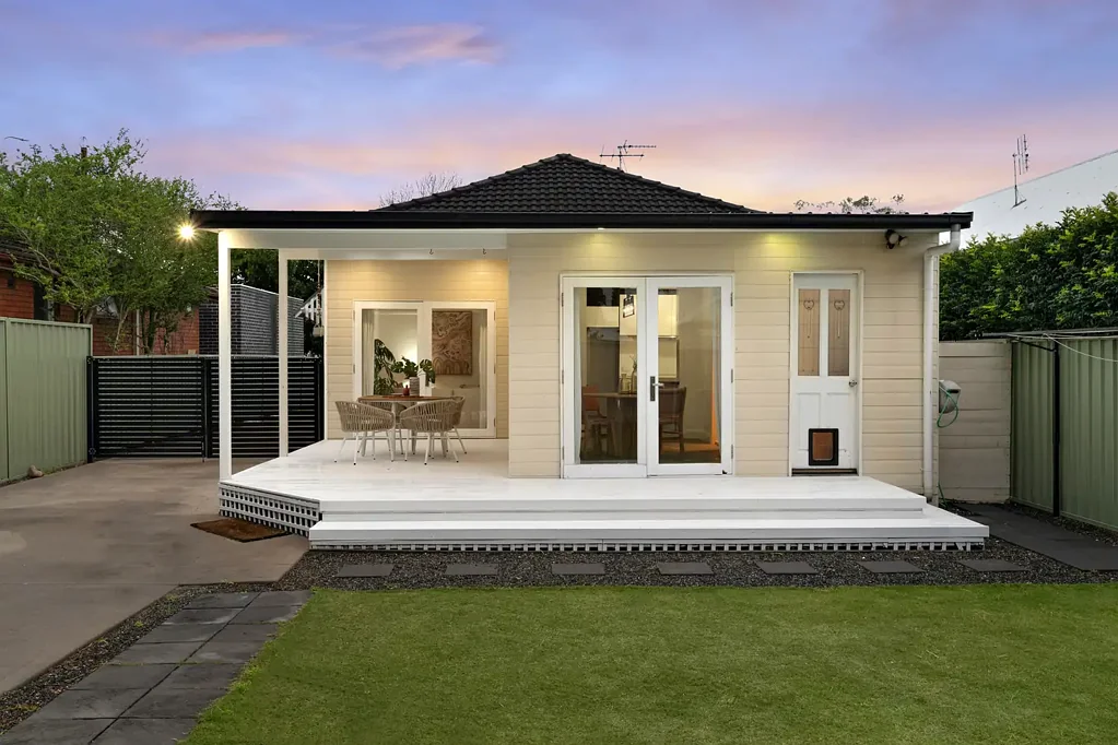 Hamilton 3कमरा Classic Character Home Given a Contemporary Edit