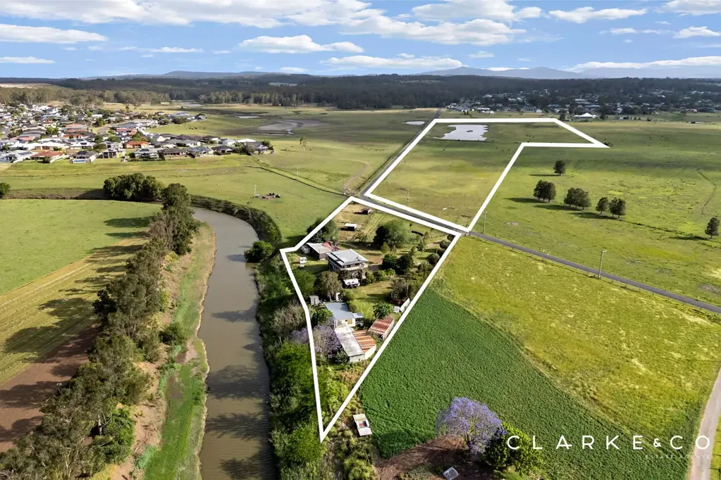 Louth Park 2બેડરૂમ ACREAGE WITH CREEK ACCESS!