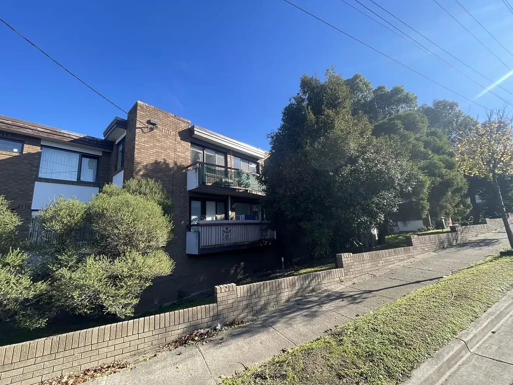 2 Bedroom Apartment with Large Garage/Storage