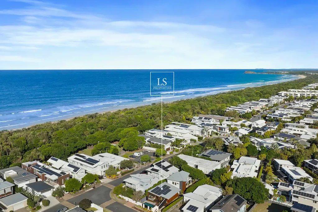 Casuarina 4 Bedroom Coastal Architectural Dream, 50m from Casuarina Beach
