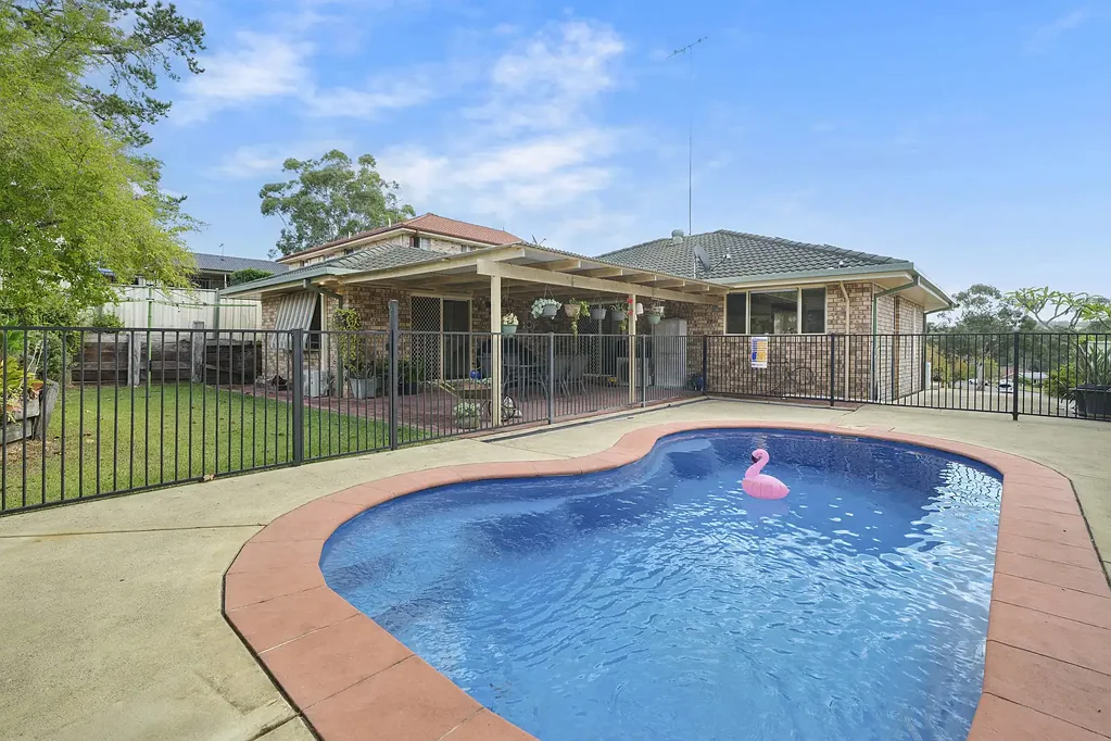 Raymond Terrace 3房  SPACIOUS HOME WITH POOL!