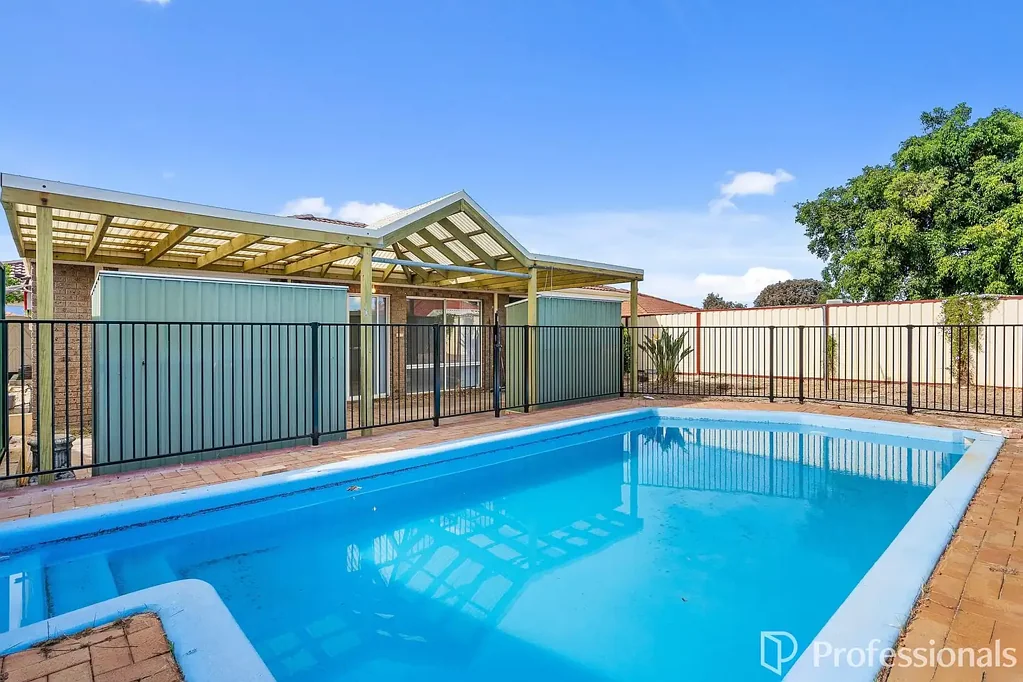 Ballajura Poolside Gem!