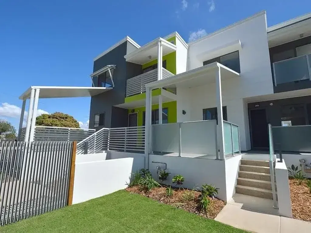 THREE BEDROOM TOWNHOUSE IN THE HEART OF GLADSTONE