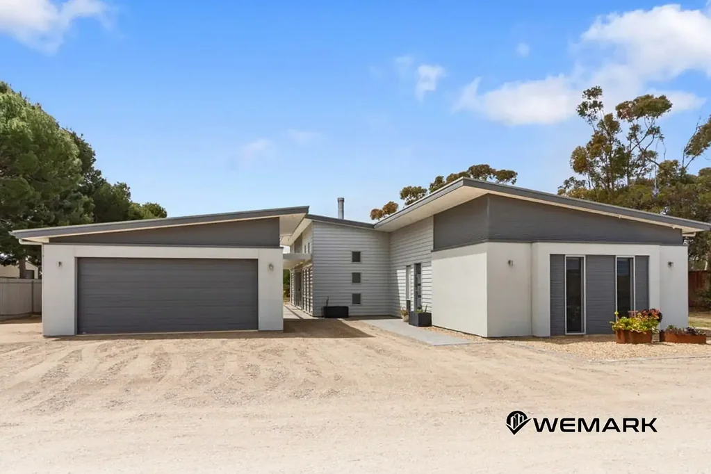 Cozy Charm Awaits at 48 Germantown Rd, Lewiston! ✨