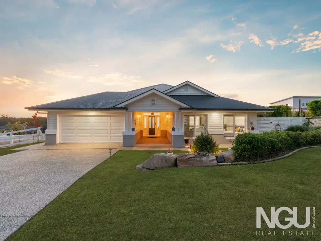 Karalee 4 Slaapkamer Prestige Living in The Crossing Estate with Breathtaking Views