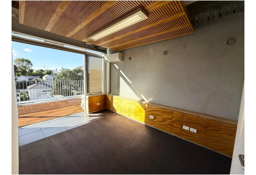 Ponsonby SUN-FILLED PONSONBY OFFICE WITH BALCONY
