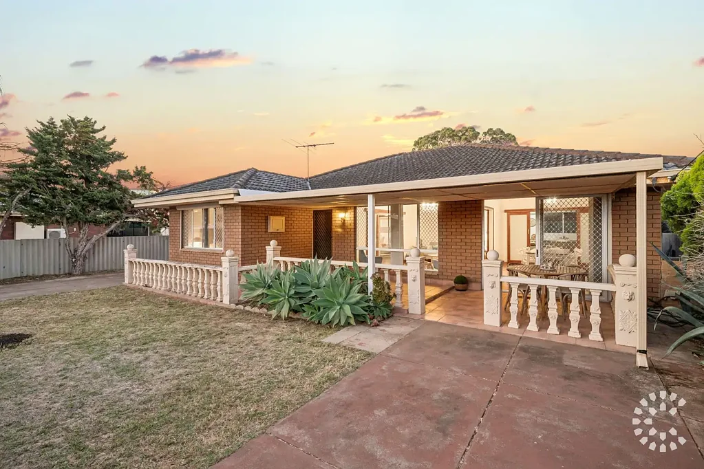 Beaconsfield 3Kwarto 3-Bed 1970s Classic, Convenient Locale, R20/25