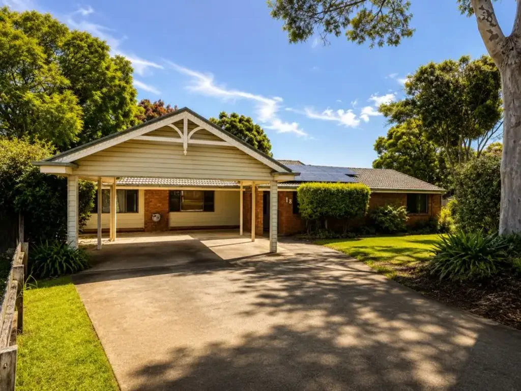 Spacious Family Living with Multiple Living Areas!!