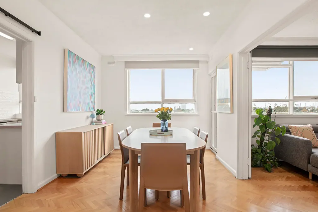 St Kilda East 2房 顶层壮景 采光充足 现代舒适 宽敞起居 阳台观景 翻新厨卫 双卧带柜 交通便捷 Alma Village Top Floor Apartment with Sweeping Views