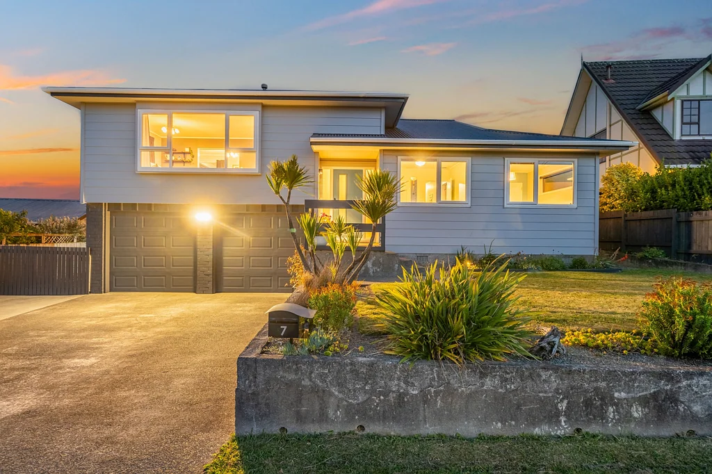 7 James Cook Drive, Whitby, Porirua, Wellington