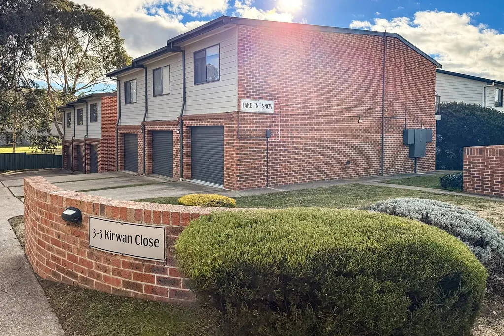 Jindabyne 2 Bedroom Townhouse with Garage and Sauna