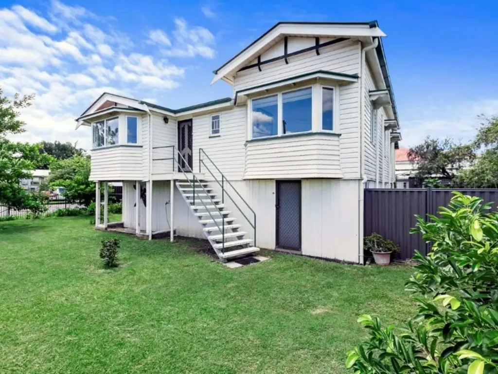 Spacious Family Home with Retreat - Walk to Town