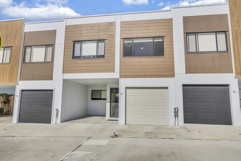 Raceview 3ห้องนอน Stylish Townhouse + Bonus Media Room in Secure Gated Complex with Pool