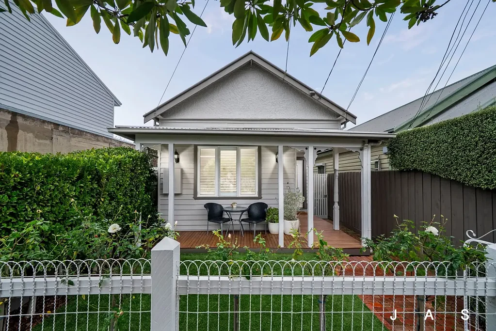 Yarraville 2房 翻新经典，毗邻Yarraville Village Revamped Classic On The Cusp Of Yarraville Village