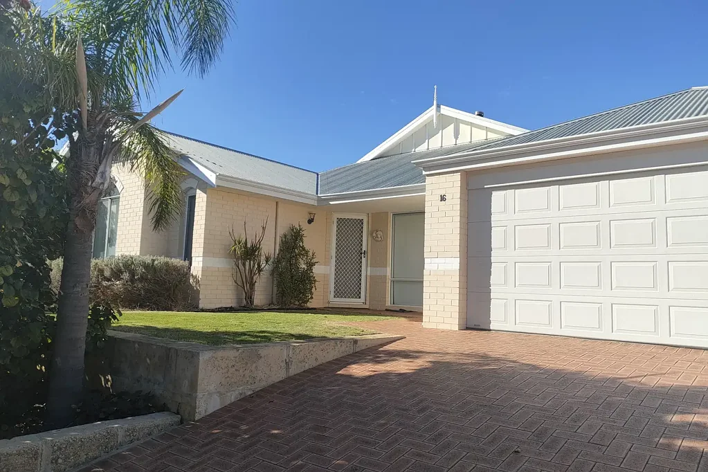 SPACIOUS FAMILY HOME NEAR THE BEACH