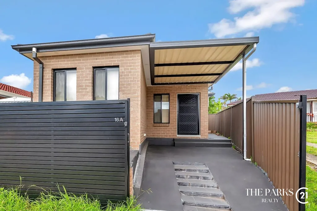 STREET FACING GRANNY FLAT!