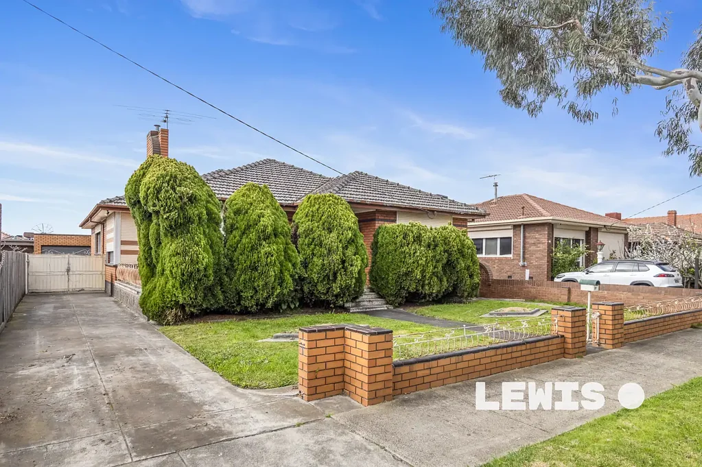 Coburg 4房 占地宽敞的超大住宅！ Over Sized Home on Large Block !