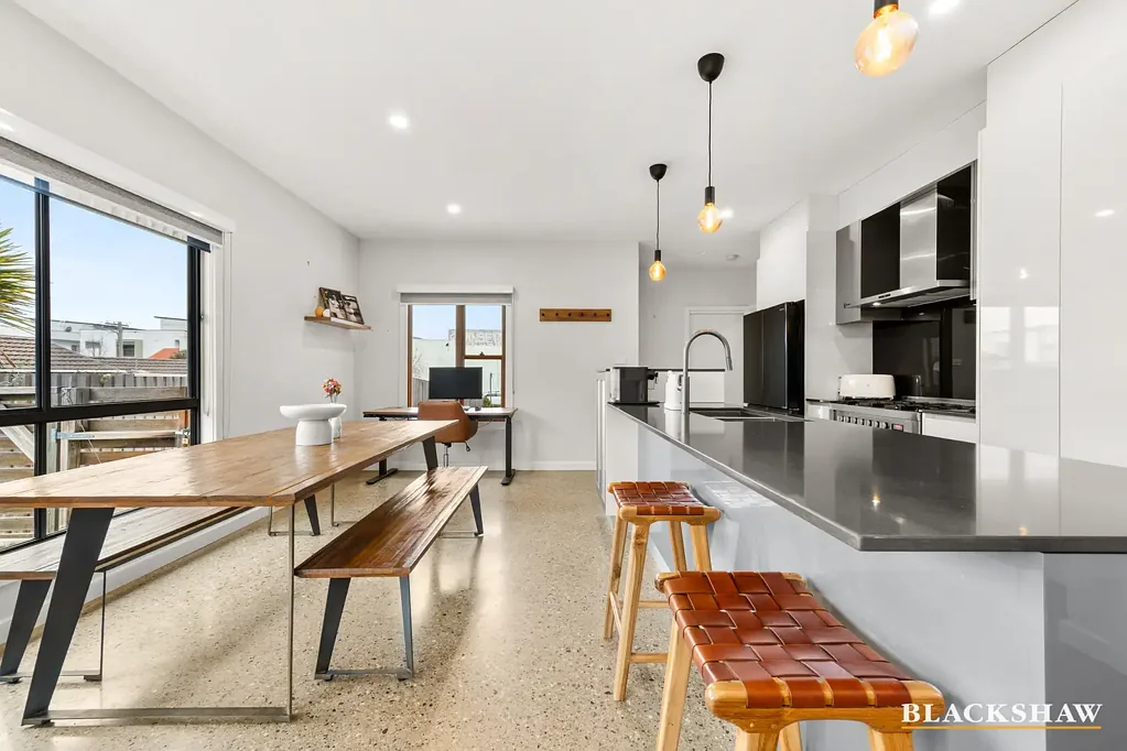 Queanbeyan 2房  Perfect for Investors, Professionals or First Home Buyers alike Seeking Style and Convenience