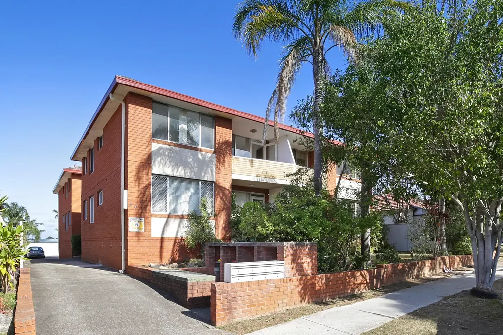 Bright & Large unit with City Views