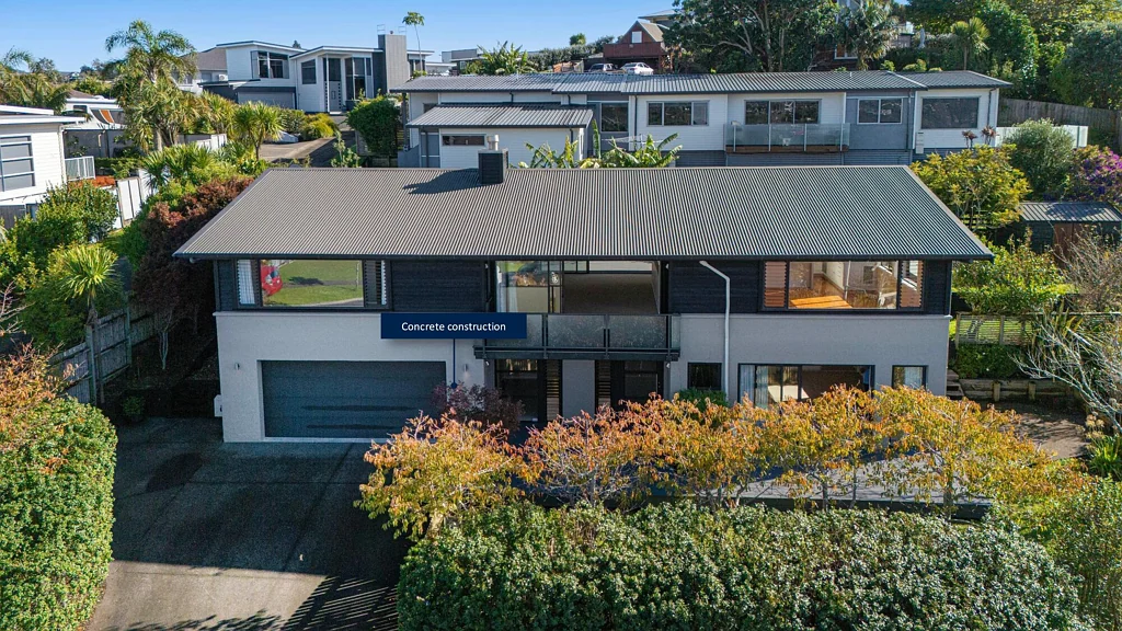 Orewa 4房 家庭住宅典范！宏伟坚固，621㎡地块，步行或骑行即至学校/公交站！ Spacious, Solid Concrete, Motivated Vendor!