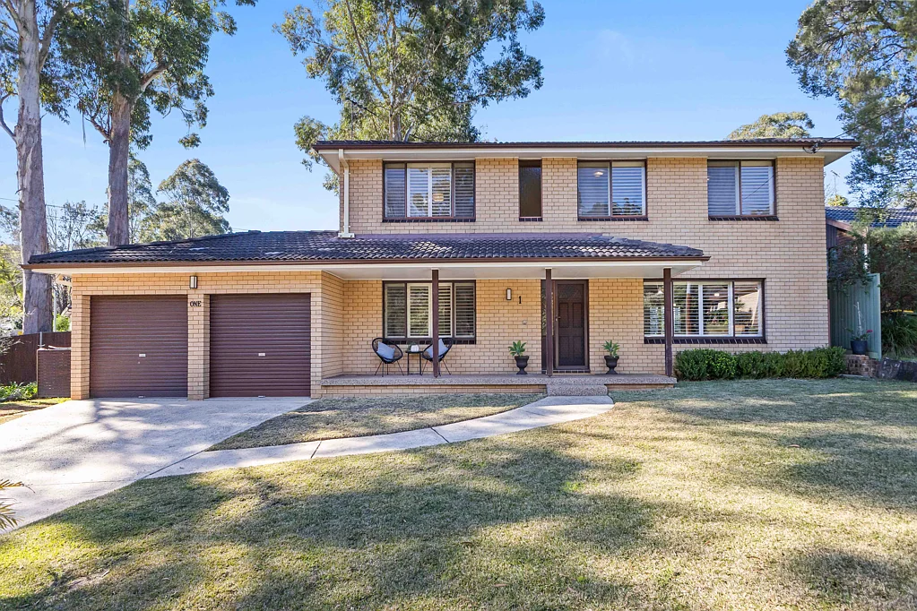 Pennant Hills 5房 首次推出的家庭住宅，位于备受追捧的区域，尽享泳池畔生活 First time offered family home with poolside living in a tightly held pocket