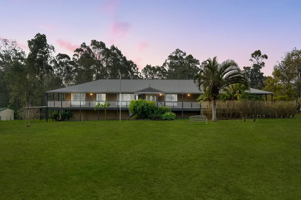 Flagstone 5غرفة نوم Sprawling 5-Bedroom Acreage Retreat on 1.2 Hectares in Flagstone's Growth Corridor