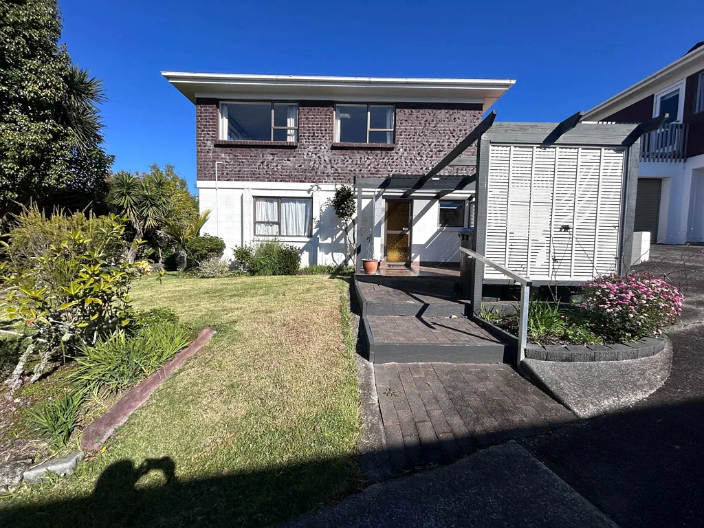 Sun filled Two Bedroom Home in Remuera