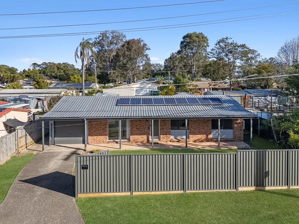Eagleby 4房 家庭友好社区 634平米地块 4卧宽敞带吊扇 主卧带空调露台 开放式生活区 全新粉刷 地下泳池 户外露台 车库带通道 太阳能系统 全封闭后院 Move In Ready with a Pool, Shed & Fresh New Look!